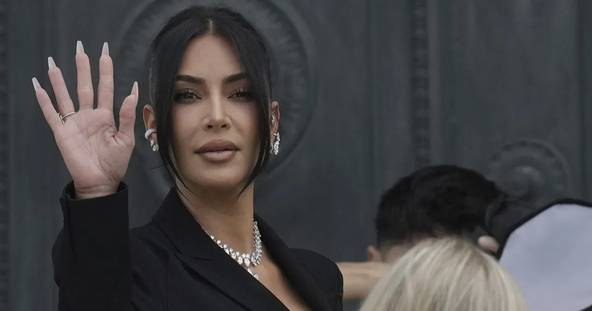 VIDEO ⟩ Hullumeelne moetrend? Anthony Hopkins tõmbas pähe Kim Kardashiani näokorseti