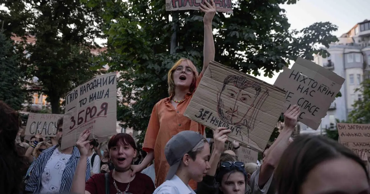 WSJ: Kuidas rahulolematud noored sundisid Zelenskõid tegema oma seni suurima kannapöörde