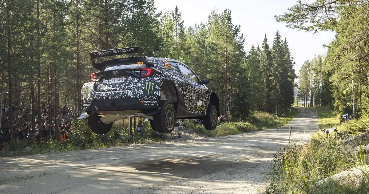 FOTO ⟩ Rally Estonial võidutsenud Solberg sõitis Soomes kraavi ja katkestas