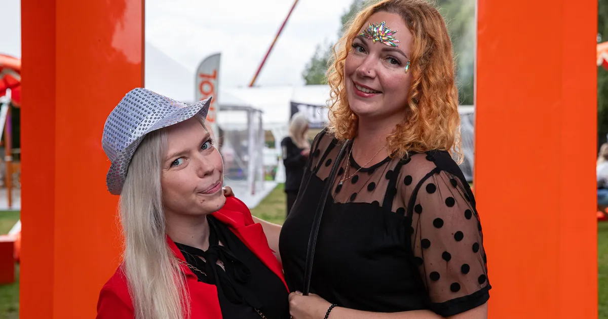 GALERII JA VIDEOD ⟩ Moeröögatused Õllesummerilt: roosad vihmakeebid, kristallid ja neoonsed võrksukad. Soovitusi annab ka Anne Veski!