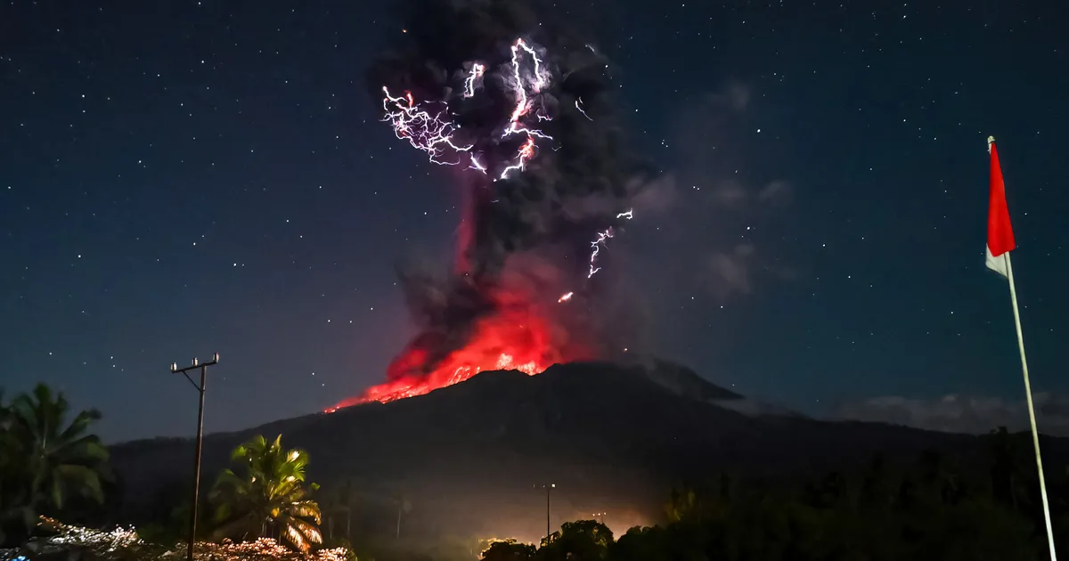 Indoneesia tulemägi paiskab taevasse ligi paarikümne kilomeetri kõrguseid tuhasambaid