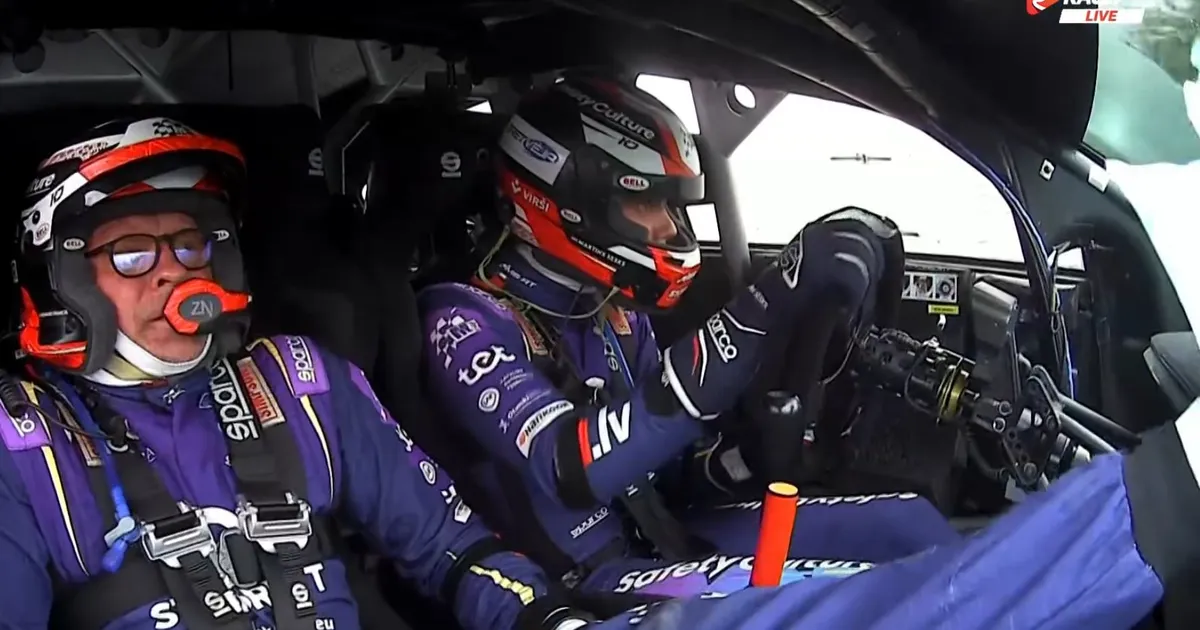 VIDEO ⟩ Humoorikas sooritus: Läti ralliässa kaardilugeja kasutas äärmuslikke meetmeid