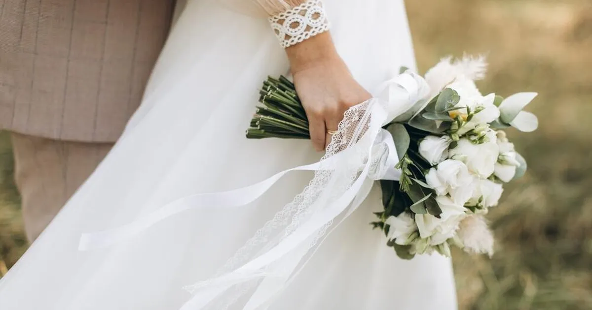 Ebatavaline detail paari pulmafotol ajas interneti elevile: see toob kindlasti õnne!