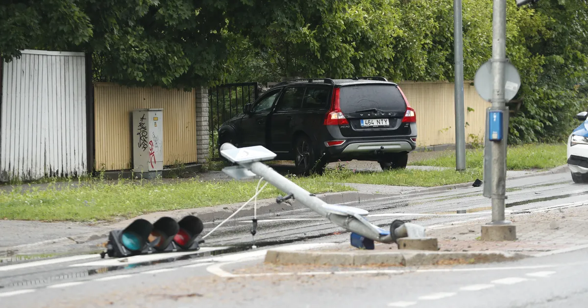 FOTOD ⟩ Joobes juht sõitis Nõmmel valgusfoori pikali