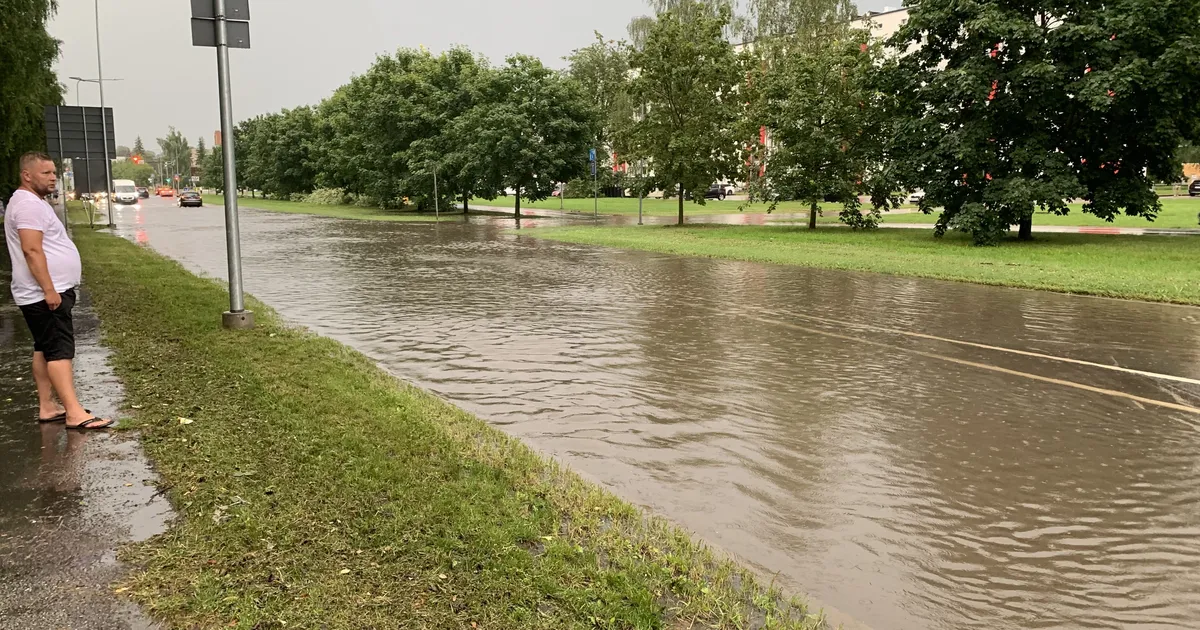 LUGEJATE VIDEOD ⟩ Mitmed Tartu tänavad on muutunud jõgedeks