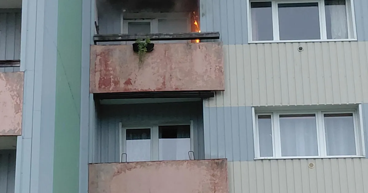 PILDID ⟩ Jõgeval kortermaja rõdult paiskus paksu suitsu ning paistsid ka leegid