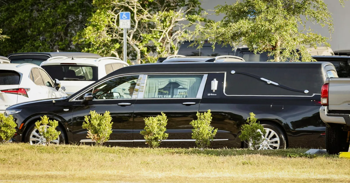 FOTOD ⟩ Pisaraterohke hüvastijätt: Hulk Hogan saadeti viimsele teekonnale lähedaste ja sõprade ringis