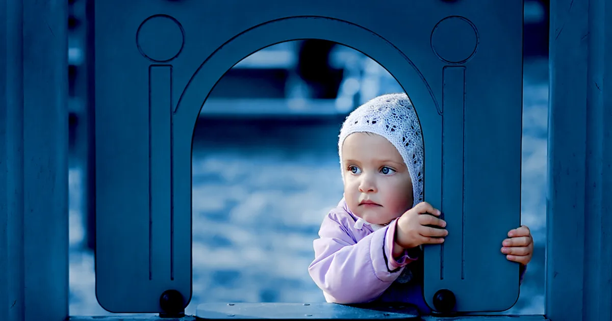 «Ma tahan oma emmet!» Hüljatud väikelaps uitas öises linnas mähkmetes ringi