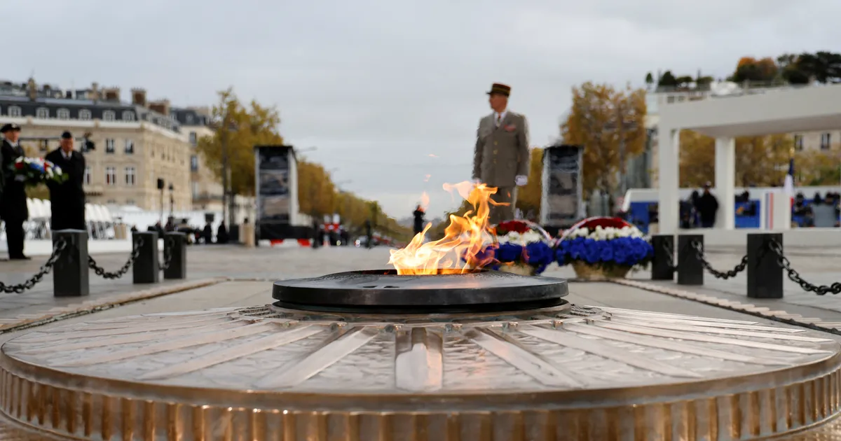Pariisis tundmatu sõduri haua tulest sigareti läitnud meest ähvardab elamisloast ilma jäämine