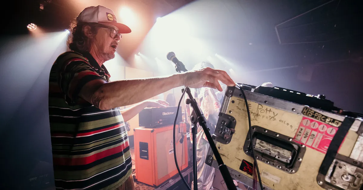 GALERII ⟩ Kurikuulus ja kaootiline: vaata, kuidas Butthole Surfersi ninamees Tallinnas kaost külvas