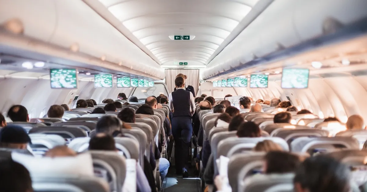 REISIEKSPERT AVALDAB ⟩ Nutikas nipp, kuidas lennukis alati enda käsipagasile koht saada