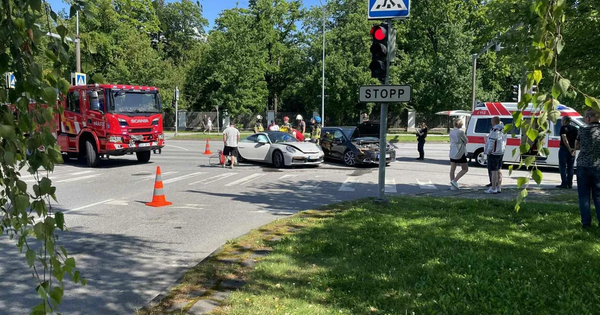 Pildid ⟩ Riia maanteel põrkasid kokku Porsche ja Toyota
