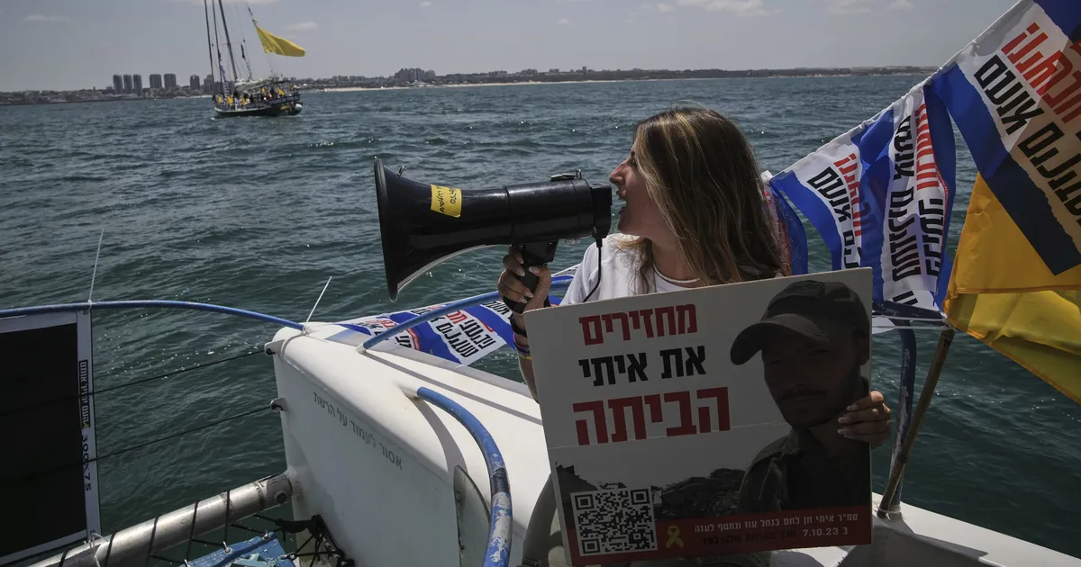 Iisraeli pantvangide lähedased nõuavad paatidega Gaza poole seilates sõja lõpetamist