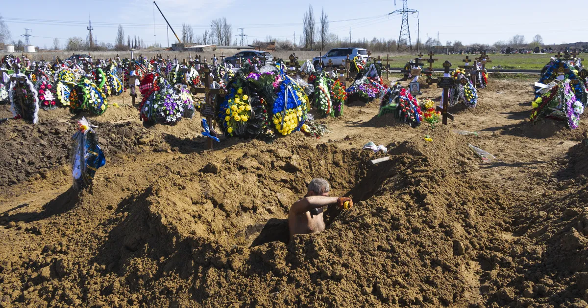 MUDRUMISE ÄÄREL ⟩ Hauakividele jäädvustatud sõjaohvrid kummitavad Ukraina matusekorraldajaid unes