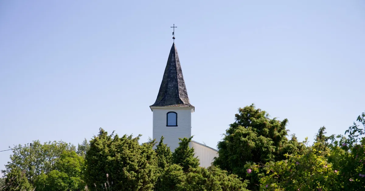 Prangli kirikus pühitsetakse uued vitraažaknad