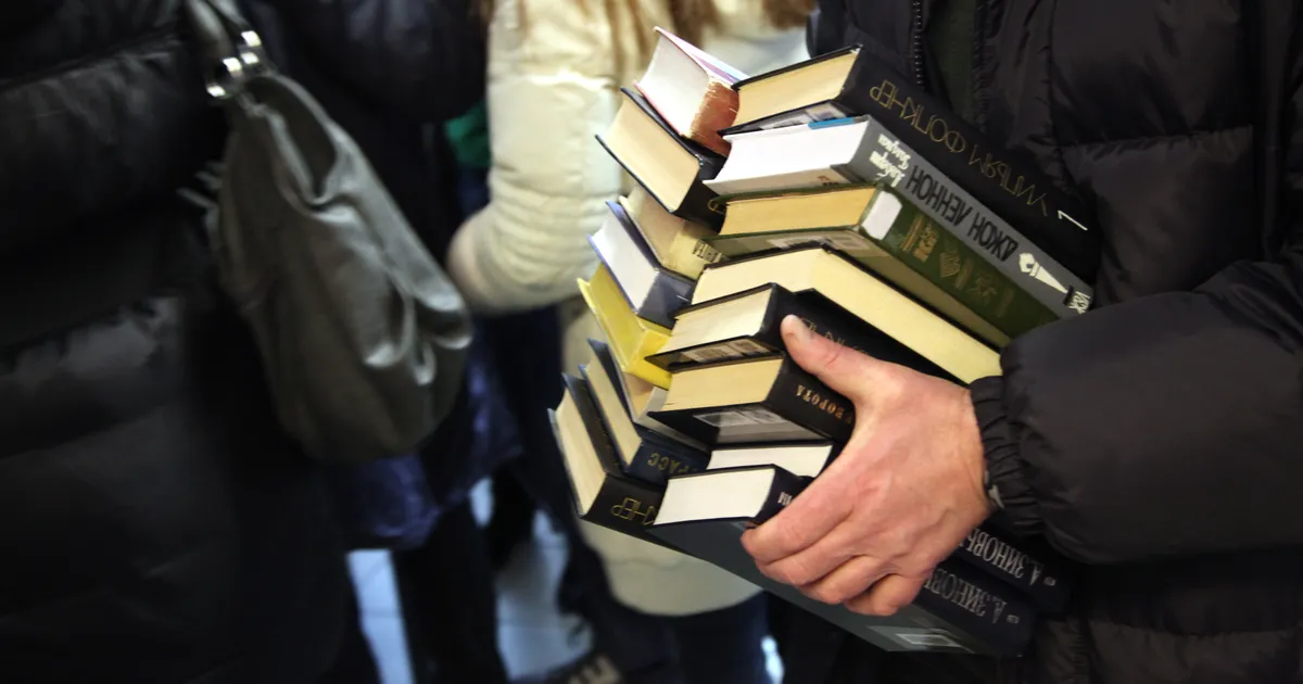 Tartu raamatumüüja läks alaealisele tüdrukule kallale: üks härradest hoidis mind kinni ja teine karjus