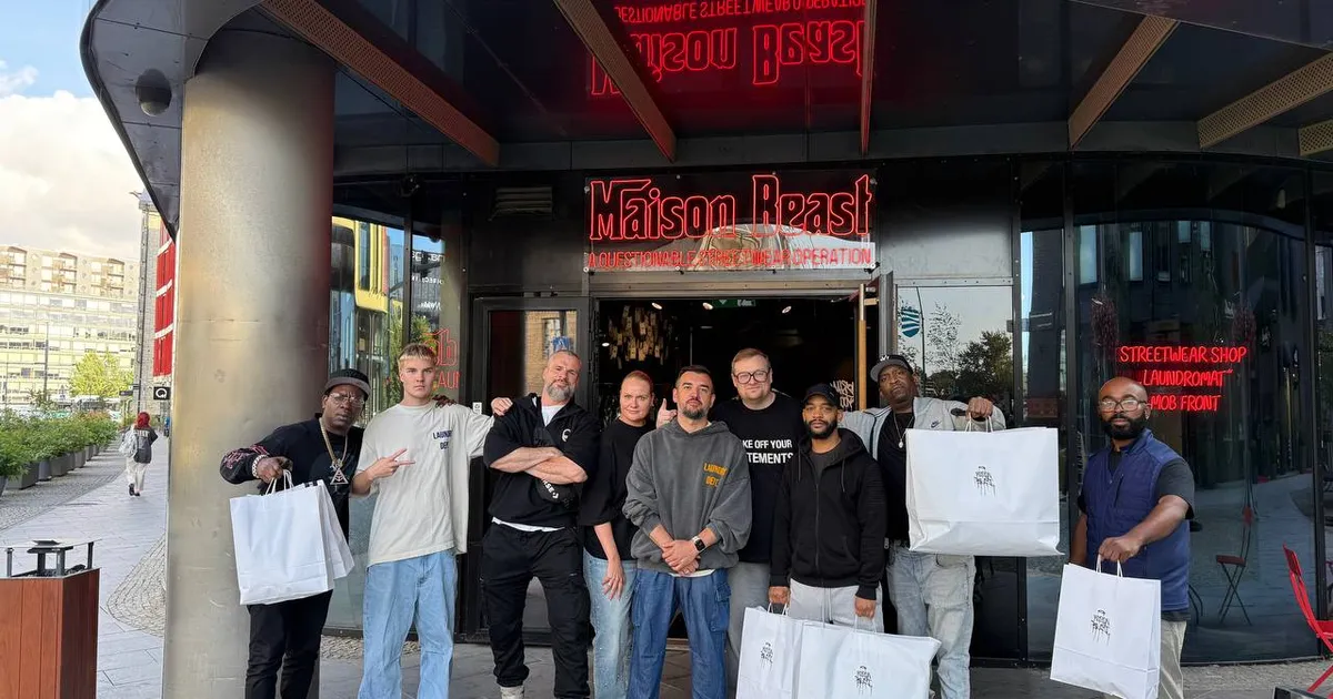 FOTOD ⟩ 50 Centi tiim astus sisse Eesti moebrändi poodi: eks näis, kas midagi meie riietest jõuab ka õhtul lavale