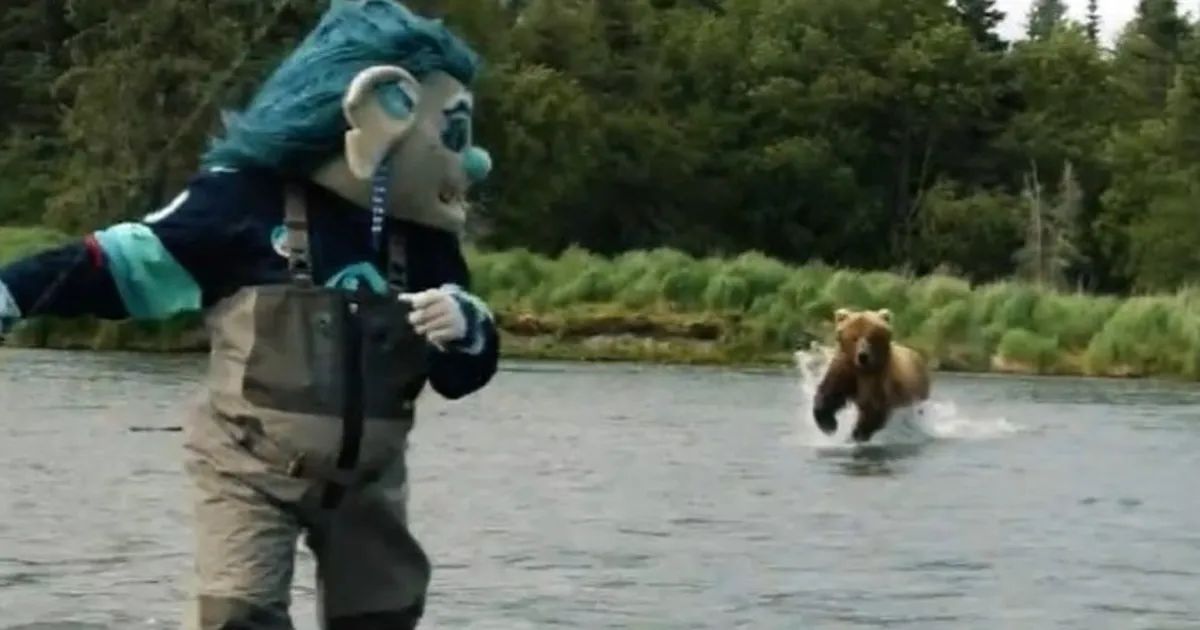 VIDEO ⟩ Karu ründas NHLi hokimängijat ja klubi maskotti