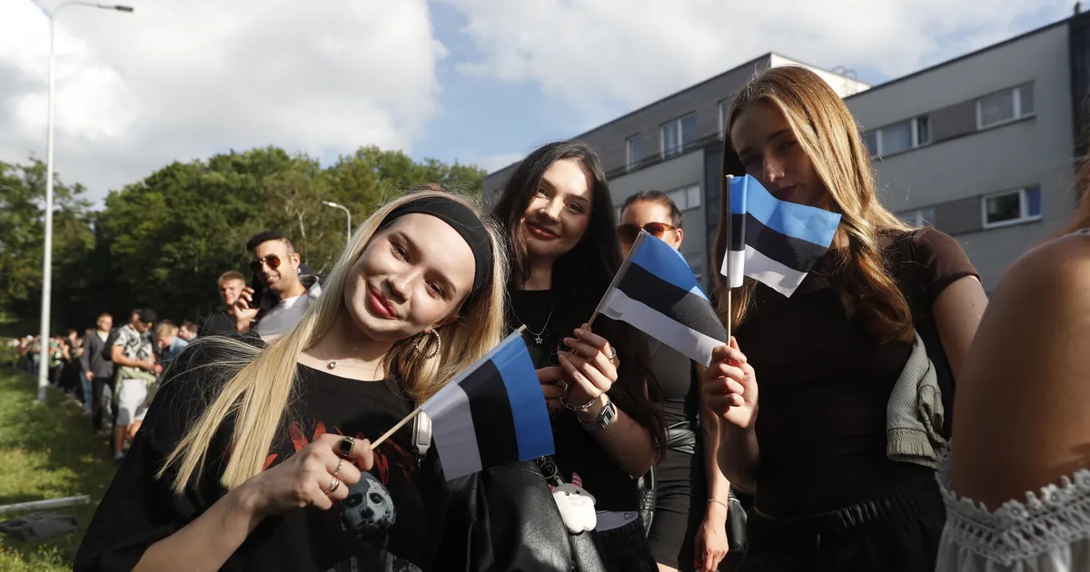 OTSEFOTOD ⟩ Kohal kas või karkudega! Rahvamassid hakkasid 50 Centi kontserdile liikuma