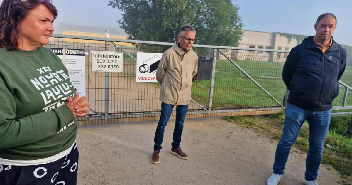 GAASIAUTO LÕHUTUD ⟩ Rahvas on blokeerinud hukkamisveokite tee Kärstna seafarmi