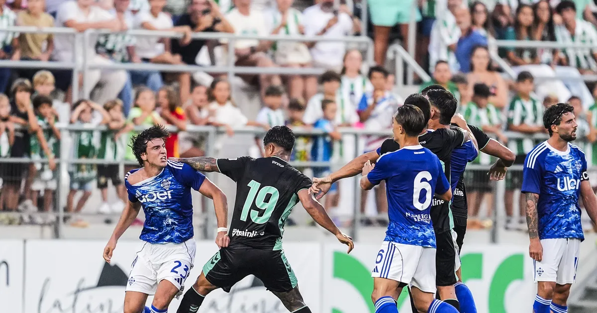 VIDEO ⟩ Jalgpallurid läksid platsil omavahel kaklema