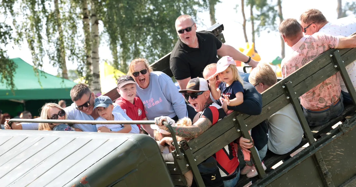 GALERII JA VIDEO ⟩ Sõjamasinad vallutasid Raadi lennuvälja