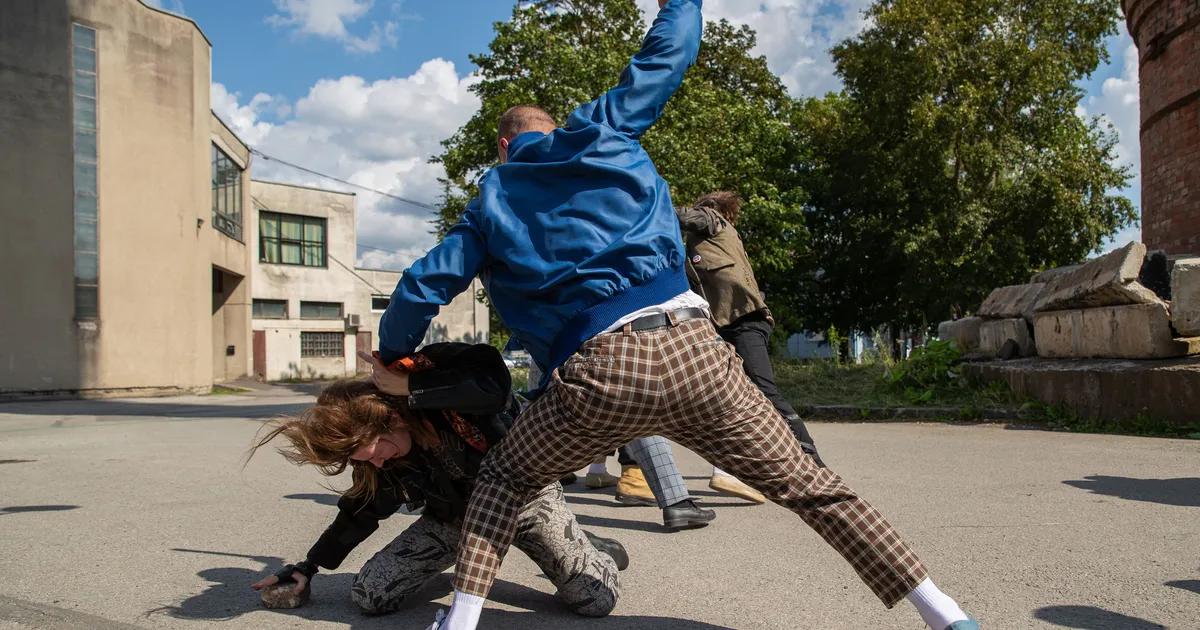 SUUR GALERII ⟩ «Musta pori näkku» võtteplatsil: 80ndate punkrokk ja massikaklus