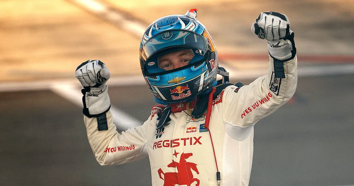 JÕHKER VIDEO ⟩ Auto katusel tähistanud võidusõitja kukkus oimetuks ning murdis rangluu