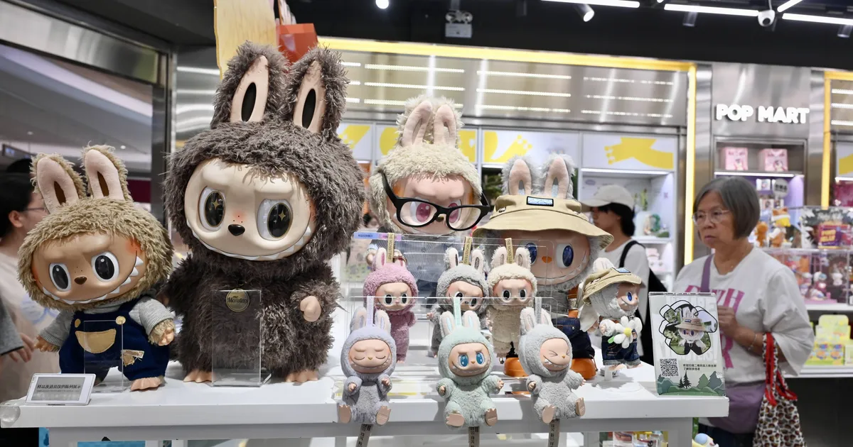 VIDEO ⟩ Maskides jõuk varastas poest üüratu summa eest Labubu mänguasju