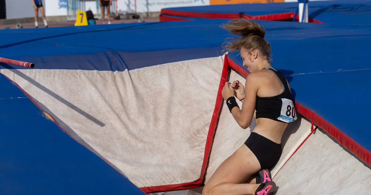 Eesti teivashüppaja lootis taas noorte maailmarekordit parandada, ent kukkus ehmatavalt