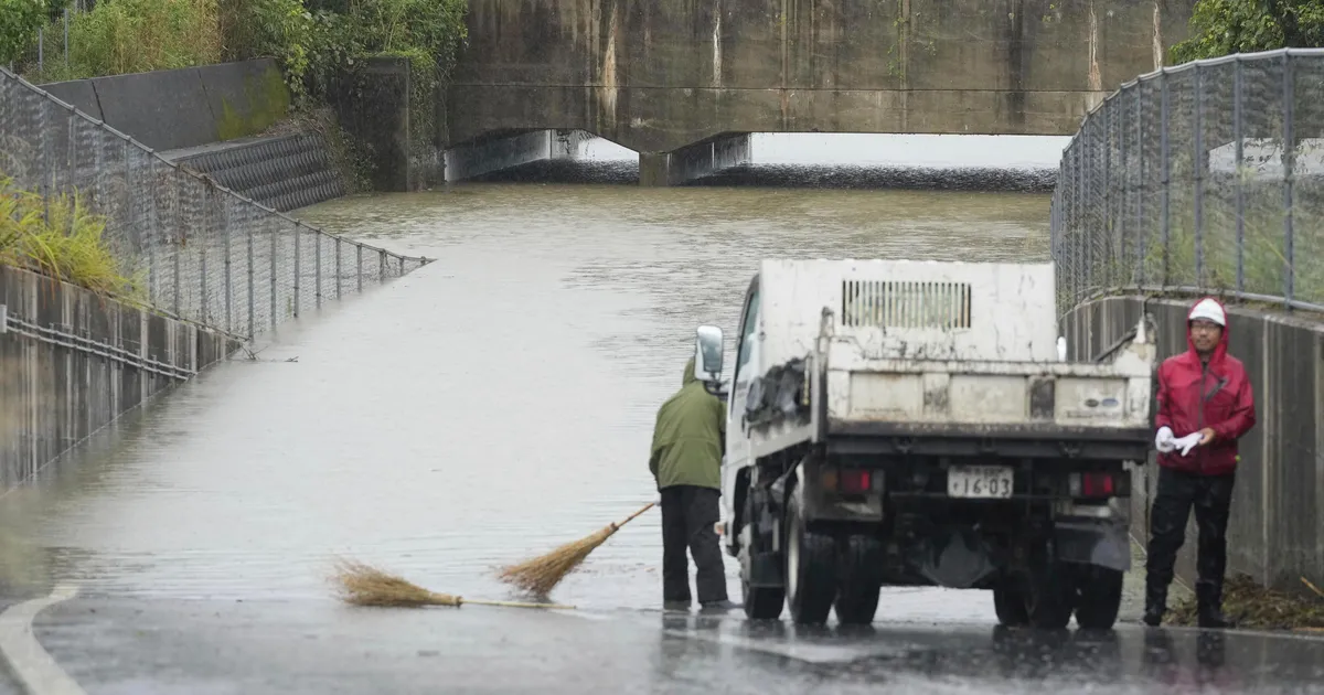 MITU INIMEST KADUNUD ⟩ Paduvihmad sunnivad miljoneid jaapanlasi kodust lahkuma
