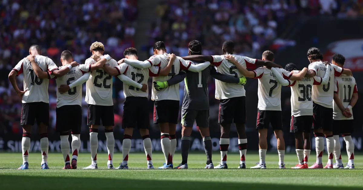 VIDEO ⟩ Fännid segasid hukkunud Liverpooli mängija mälestushetke