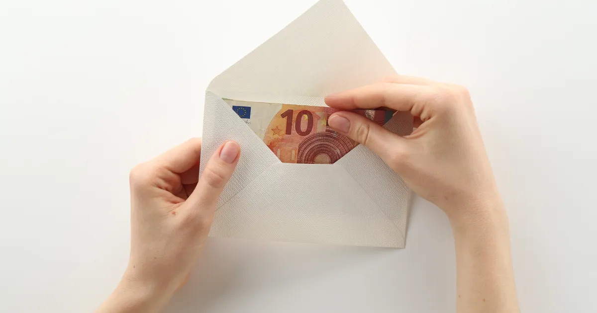 Tartu pruutpaarile mõeldud kinkeümbrikud pandi öösel pihta: raha rahaks, aga kurvaks teeb see, et õnnesoove ei jõudnud lugeda