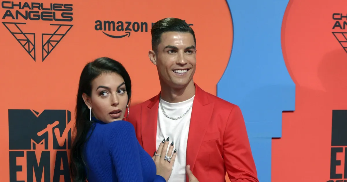 PULMAKELLAD ⟩ Jalgpallur Cristiano Ronaldo palus lõpuks oma kallima kätt!