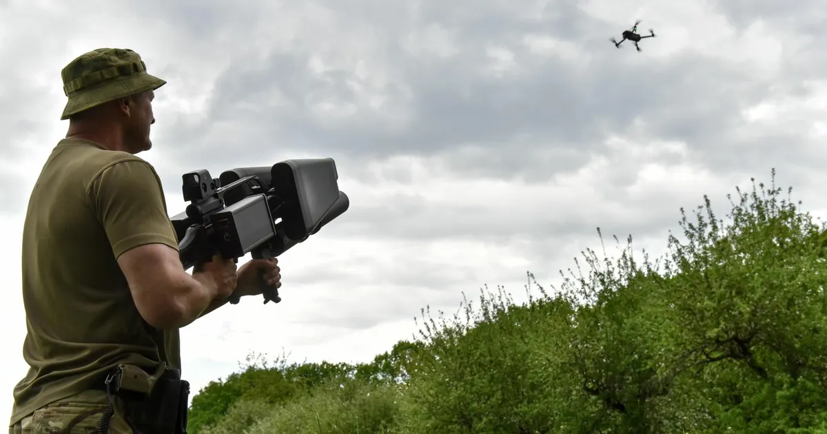 OHT ÜLALT ⟩ Droonitõrjega vaevab pead nii tsiviil- kui ka kaitsesektor
