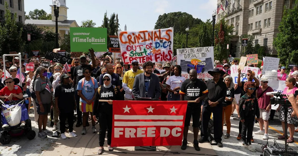 ÜLEVAADE ⟩ Rahvuskaardi tänavatele kutsunud Trump näitab Washingtonis jõulist haaret