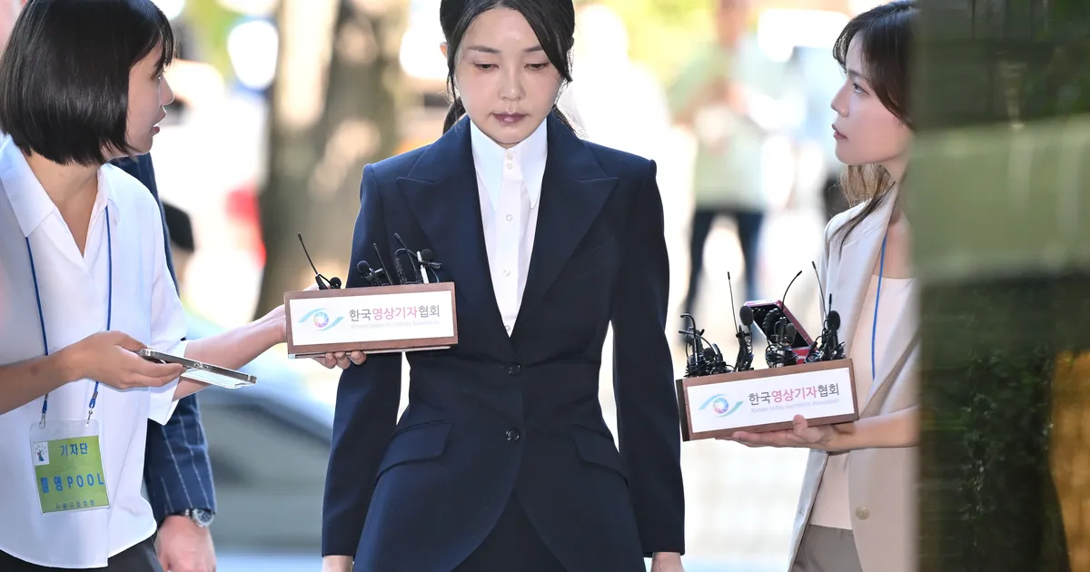 Lõuna-Korea võimud võtsid endise esileedi vahi alla