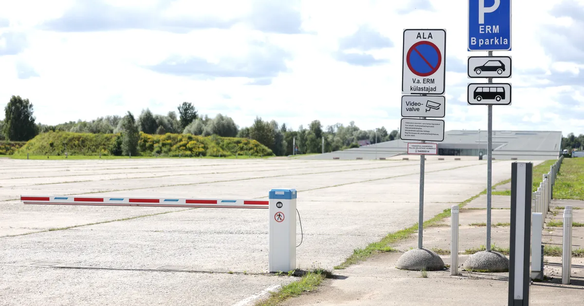 Miks seisab ERMi B-parkla ees tõkkepuu? Kas külastajad polegi sinna oodatud?