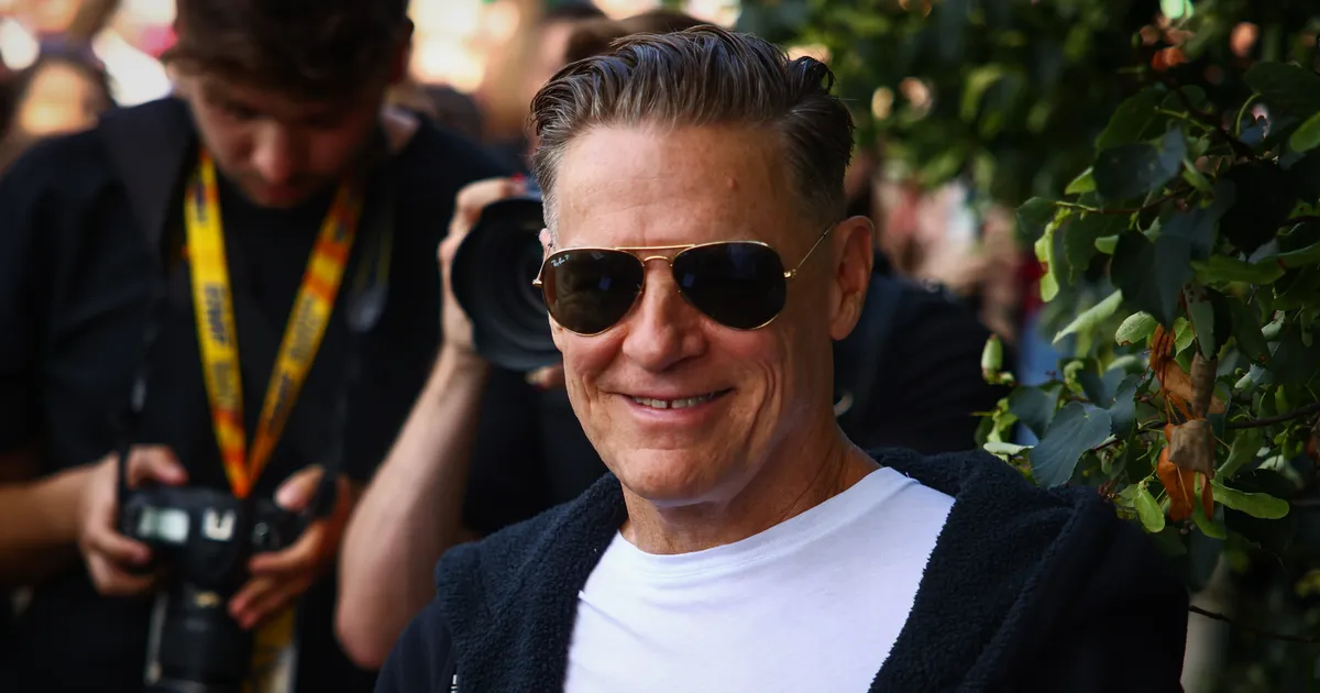 Neljapäeval Tallinna Lauluväljakul üles astuv Bryan Adams meenutab Amy Winehouse'i: ta oli tohutult andekas ja ma imetlesin teda