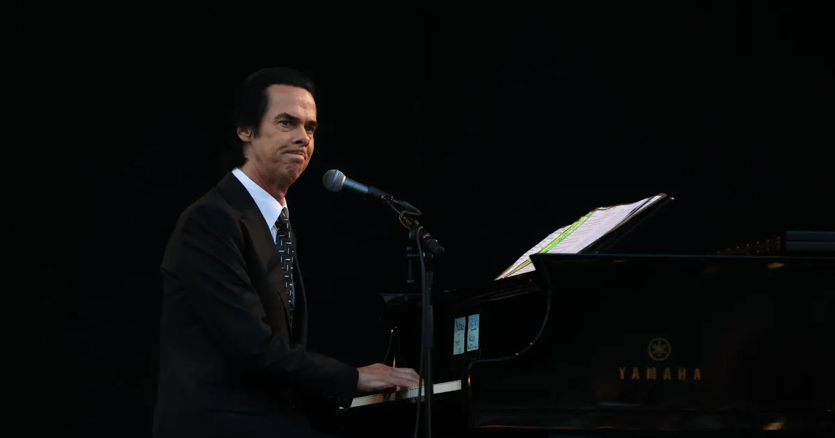 GALERII ⟩ Nick Cave pani Siguldas sumeda suveõhtu süngelt virvendama