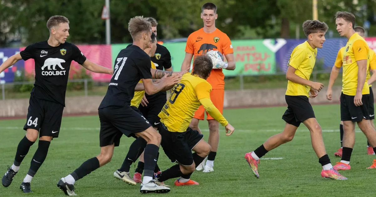 Video ja galerii ⟩ Jalgpalli teise liiga kohtumises keesid mängijatel peale lõpuvilet tunded üle