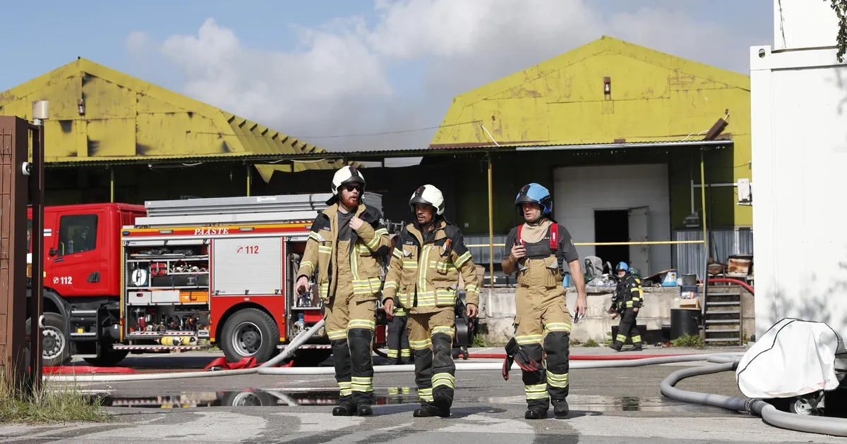 FOTOD ⟩ Rae vallas Lagedi alevikus põleb tööstushoone