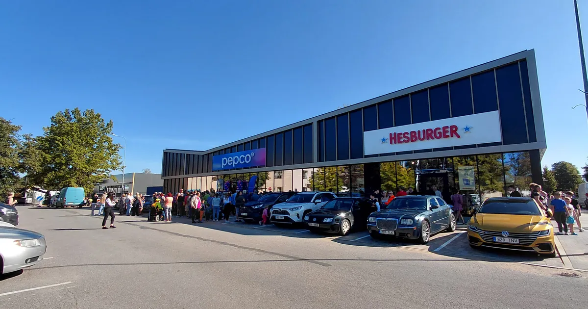 PILDID ⟩ Kauaoodatud riidepood ja kiirtoidukett jõudsid viimaks Jõgevale