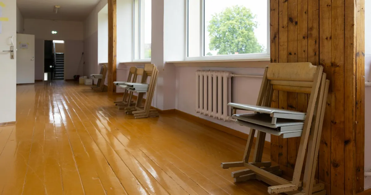 Väike bussifirma asub Abja koolilapsi Mõisaküla vahet sõidutama