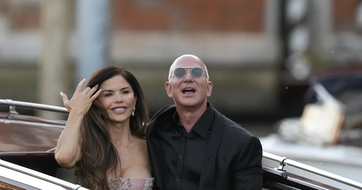 VIDEO ⟩ Kahe miljardi eest saab kõike: Jeff Bezos tahab oma naist Bondi-tüdruku rolli