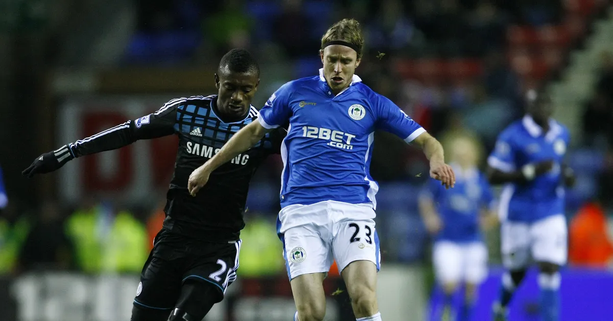 Endine Premier League'i jalgpallur saadeti mitmeks aastaks trellide taha