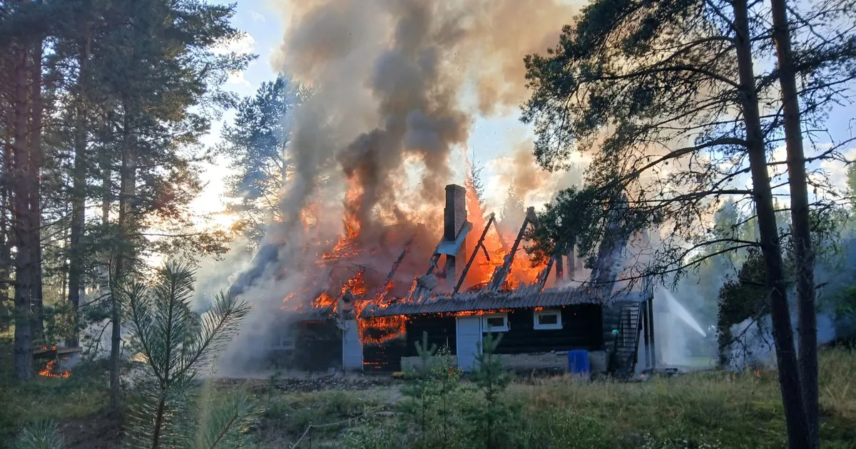 PILDID ⟩ Jõgevamaal leegitses suur saunaga kõrvalhoone