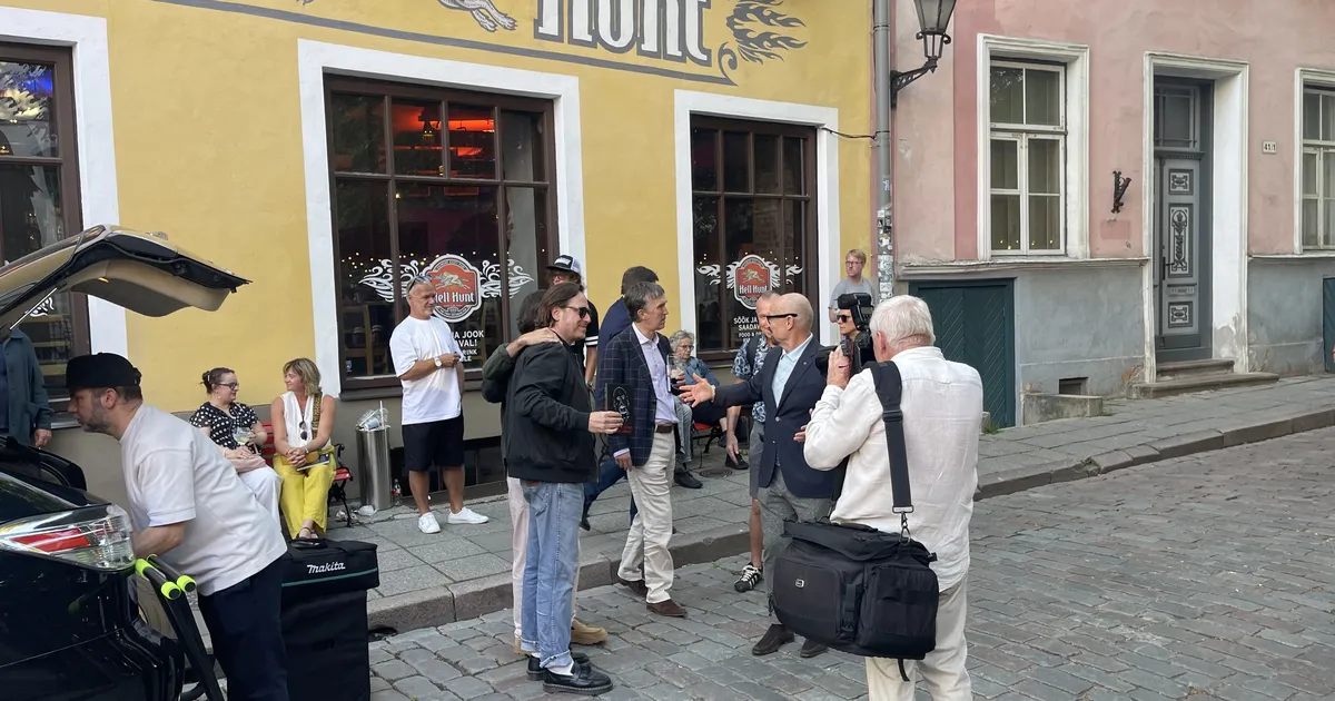 VIDEO JA FOTOD ⟩ Hellas Hundis said kokku need, keda näeb koos vaid matusel või salakoosolekul. Pangaröövlid ja pankurid