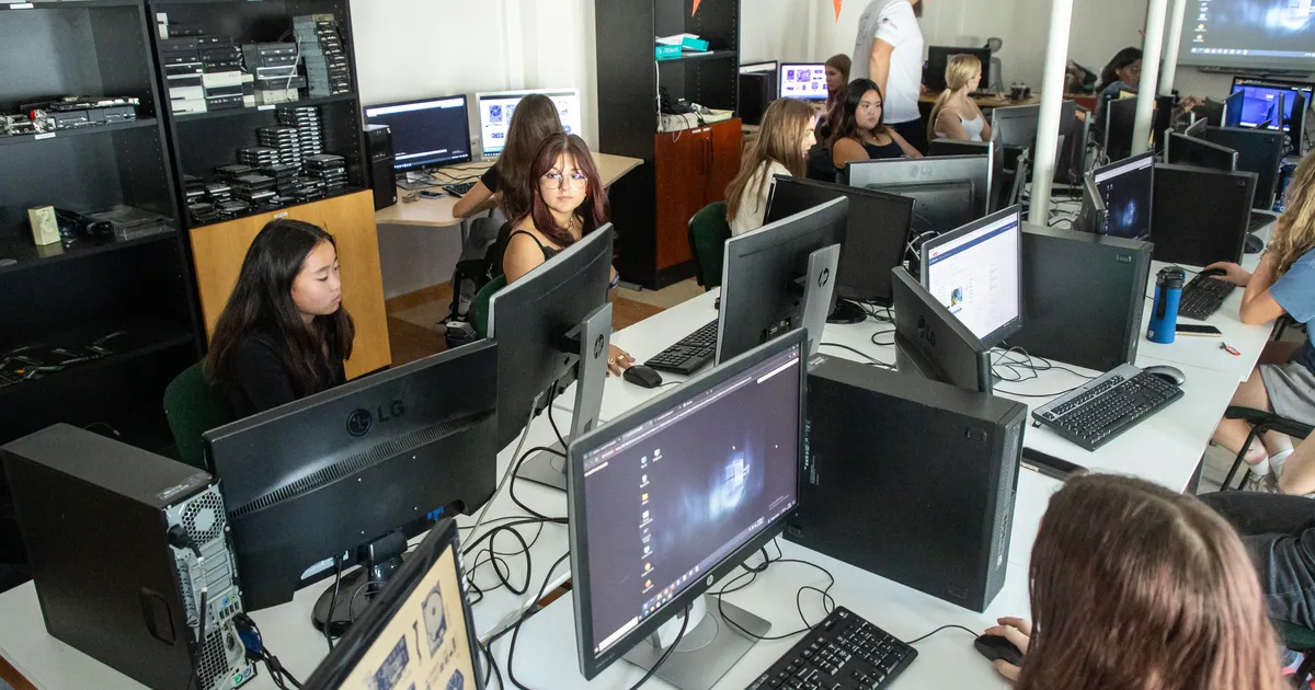 Kümnest eri riigist tulnud tüdrukud panid end Kehtnas proovile «meeste alal»