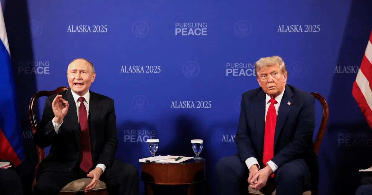 VIDEO ⟩ «Kas te lõpetate ukrainlaste tapmise?» Ajakirjanike küsimused Alaska kohtumisel panid Putini grimasse tegema ja õlgu kehitama